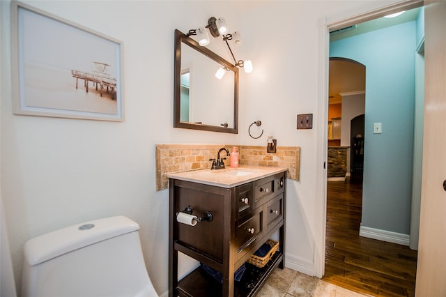 714 Green Acres Ln, Midlothian, TX 76065 - bathroom featuring backsplash, vanity, toilet, baseboards, and wood finished floors