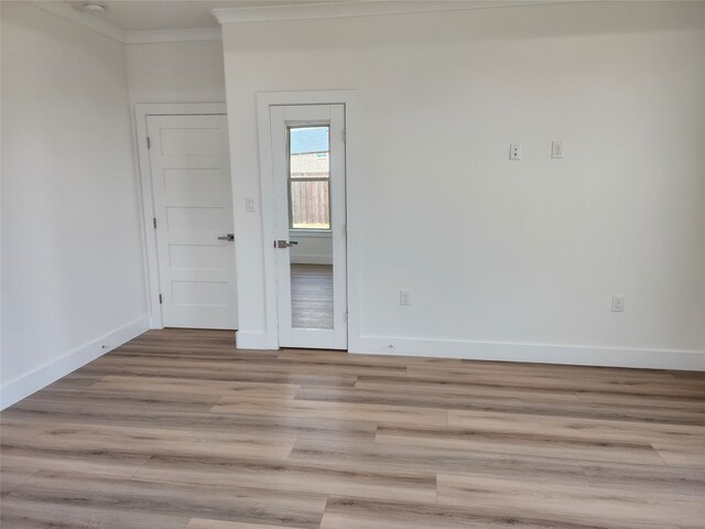 144 Shawnee Trl, Pottsboro, TX 75076 - empty room featuring light wood finished floors, baseboards, and ornamental molding