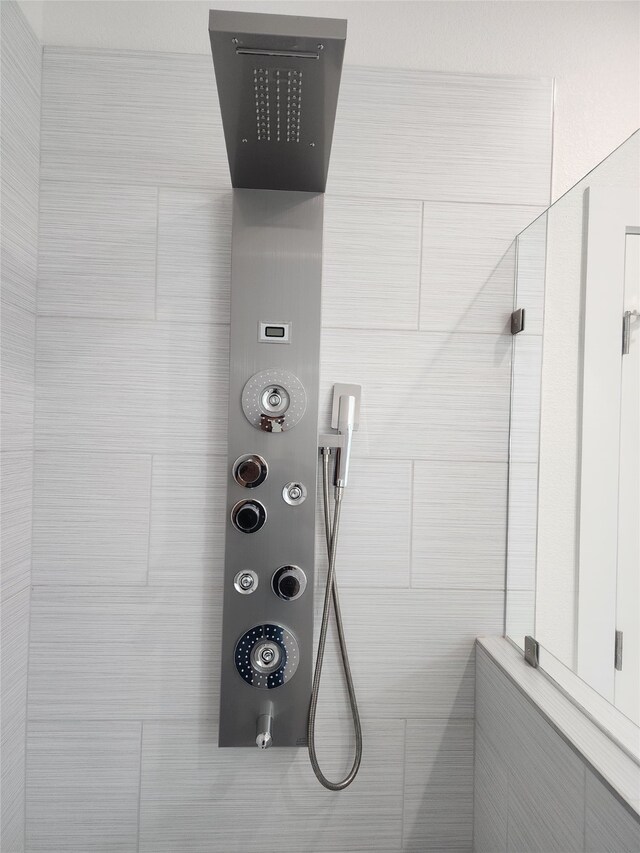 144 Shawnee Trl, Pottsboro, TX 75076 - interior details featuring a tile shower