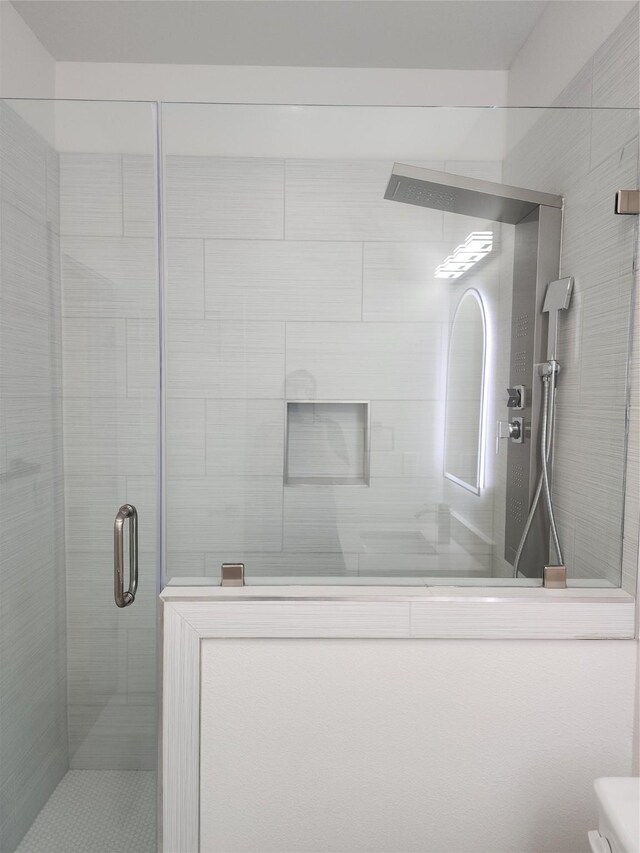 144 Shawnee Trl, Pottsboro, TX 75076 - bathroom featuring toilet and tiled shower