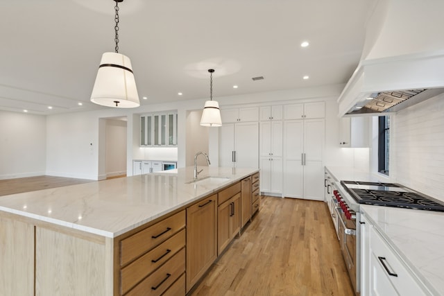 9518 Still Creek Ln, Dallas, TX 75238 - kitchen featuring double oven range, a sink, premium range hood, a spacious island, and light wood-type flooring