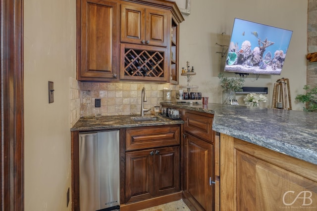 bar featuring decorative backsplash, a sink, and wet bar
