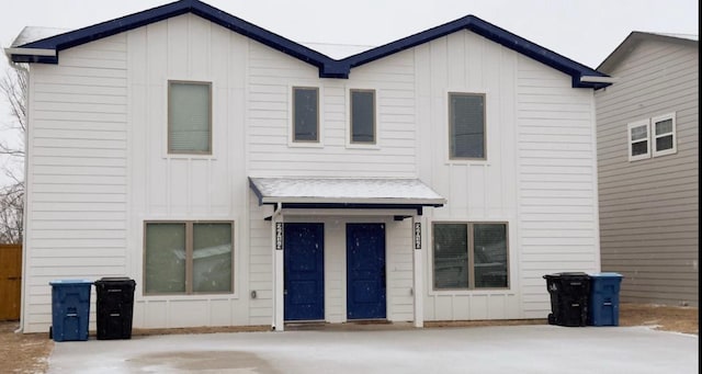 2616 S Fannin Ave, Denison, TX 75020 - view of front of home featuring board and batten siding