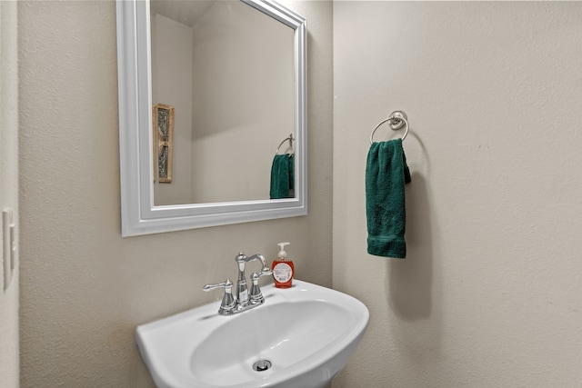 bathroom featuring a sink