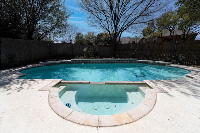 1808 Paddington Ct, Arlington, TX 76017 - view of pool featuring a pool with connected hot tub and a fenced backyard