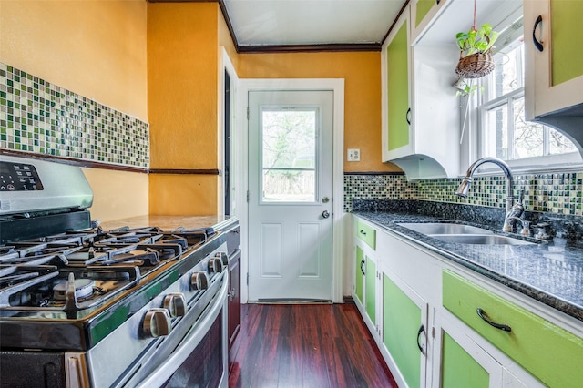 635 Richmondell, Dallas, TX 75211 - kitchen featuring gas range, a sink, dark wood-type flooring, backsplash, and ornamental molding
