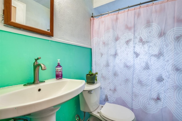 635 Richmondell, Dallas, TX 75211 - full bath featuring a sink, toilet, and a textured wall