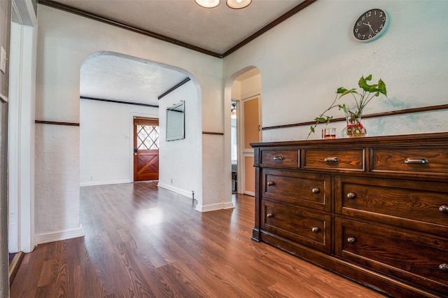 635 Richmondell, Dallas, TX 75211 - corridor featuring arched walkways, crown molding, dark wood finished floors, and baseboards