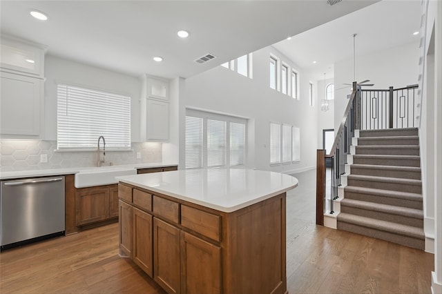 2836 Holland Ct, Celina, TX 75009 - kitchen featuring visible vents, light wood-type flooring, dishwasher, and a sink
