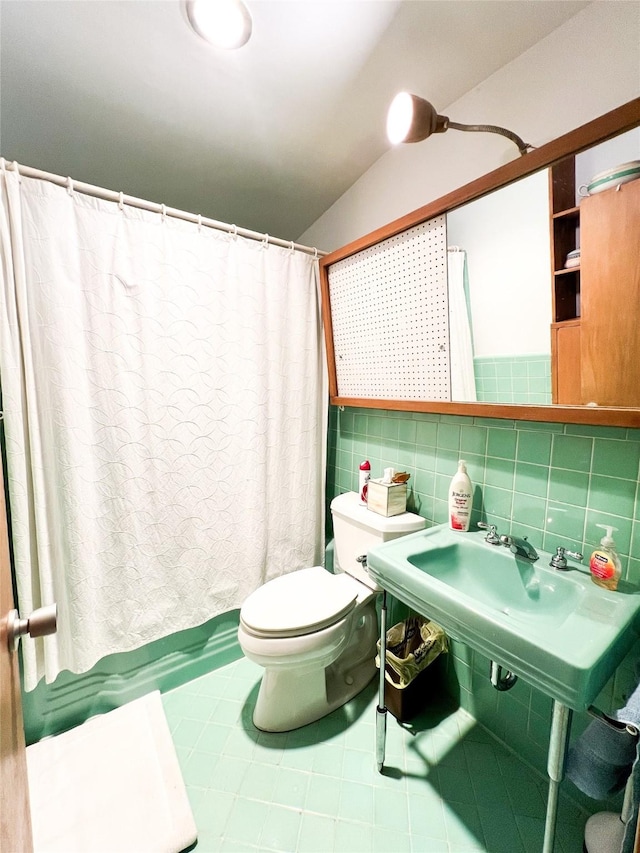 220 N 15th Ave, Munday, TX 76371 - bathroom featuring toilet, tile walls, and decorative backsplash