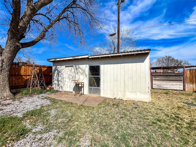 220 N 15th Ave, Munday, TX 76371 - view of outbuilding featuring a fenced backyard and an outdoor structure