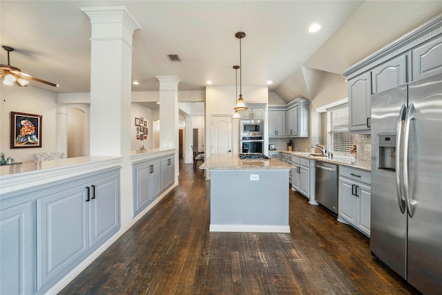 5218 Pueblo Ln, Frisco, TX 75034 - kitchen featuring appliances with stainless steel finishes, gray cabinetry, ceiling fan, vaulted ceiling, and recessed lighting