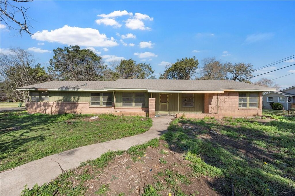 ranch-style house with a front yard