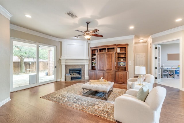 5 Pamela Ct, Mansfield, TX 76063 - living area featuring visible vents, wood finished floors, a glass covered fireplace, and a ceiling fan