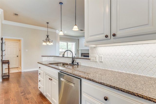 5 Pamela Ct, Mansfield, TX 76063 - kitchen featuring decorative backsplash, visible vents, crown molding, a sink, and stainless steel dishwasher