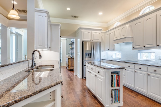 5 Pamela Ct, Mansfield, TX 76063 - kitchen with visible vents, ornamental molding, wood finished floors, a sink, and stainless steel refrigerator with ice dispenser