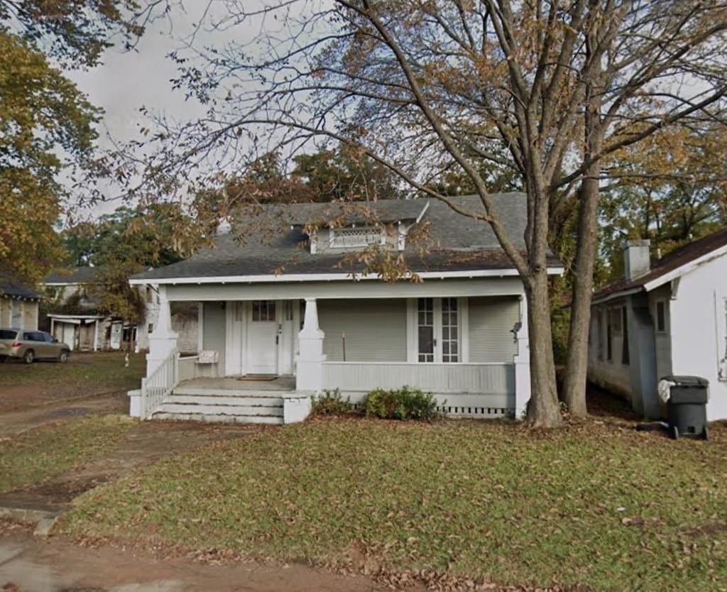 636 Kings Hwy, Shreveport, LA 71104 - bungalow-style house with a porch and a front yard