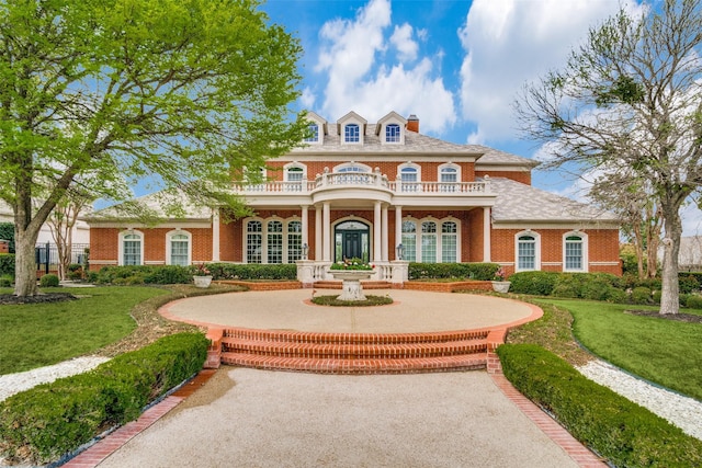 5816 Forest Highlands Dr, Fort Worth, TX 76132 - colonial home with a balcony, a front yard, brick siding, and curved driveway