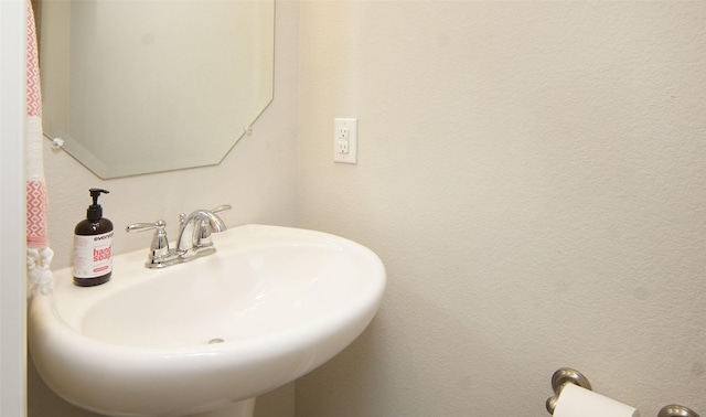 bathroom featuring a sink