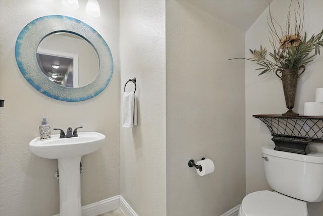 820 Clearlake Dr, Prosper, TX 75078 - bathroom with toilet, baseboards, and a sink