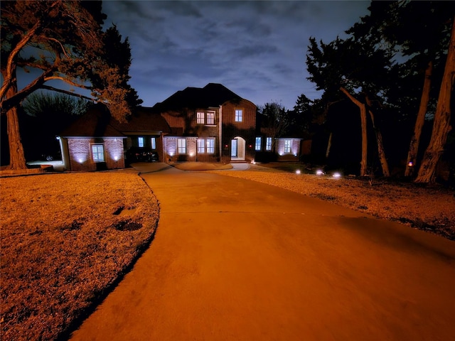 view of front facade with driveway