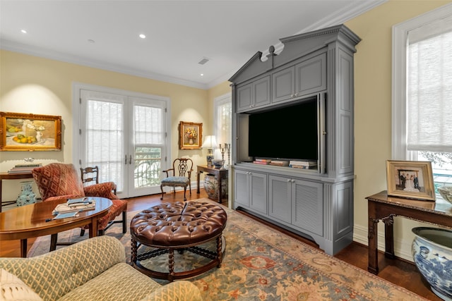living room featuring visible vents, baseboards, ornamental molding, wood finished floors, and recessed lighting