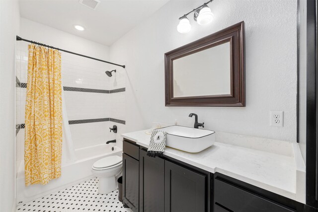 320 Eastwood Ave, Fort Worth, TX 76107 - full bath with vanity, shower / tub combo with curtain, and toilet