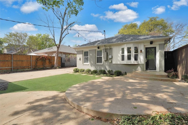 930 N Clinton Ave, Dallas, TX 75208 - back of house with a patio area