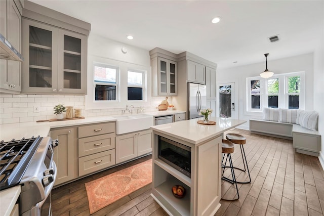 930 N Clinton Ave, Dallas, TX 75208 - bar area with stainless steel dishwasher, a sink, and decorative backsplash