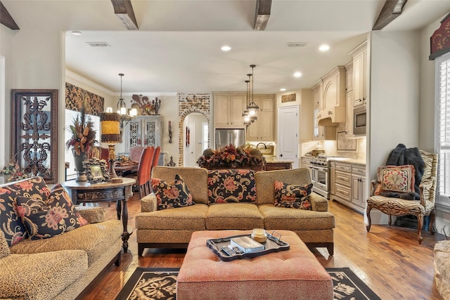 living area featuring recessed lighting, light wood-style floors, a chandelier, and visible vents
