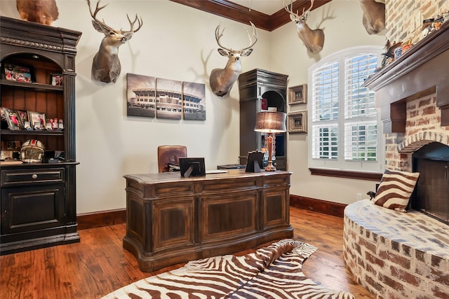 office area with baseboards, dark wood-style floors, and ornamental molding