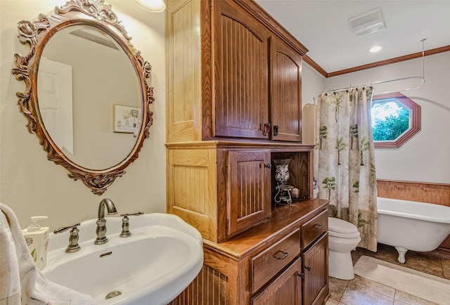 130 Vz County Road 3509, Edgewood, TX 75117 - full bath featuring toilet, a sink, a bathtub, visible vents, and ornamental molding