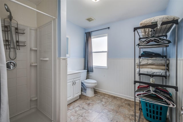 3929 Collinwood Ave, Fort Worth, TX 76107 - full bath featuring wainscoting, tiled shower, toilet, and vanity