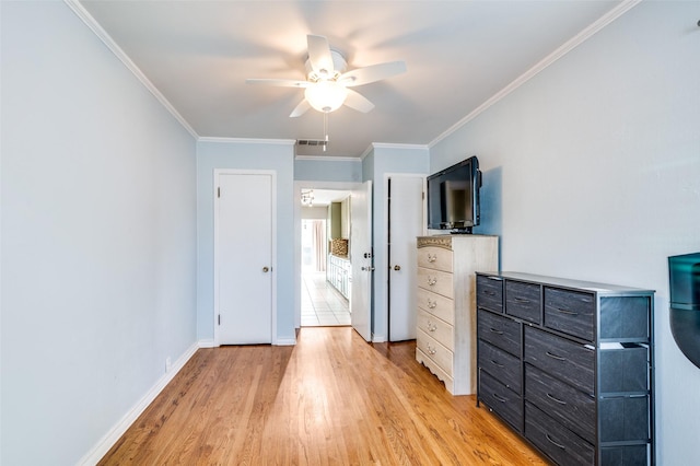 3929 Collinwood Ave, Fort Worth, TX 76107 - unfurnished bedroom featuring light wood finished floors, crown molding, baseboards, and ceiling fan