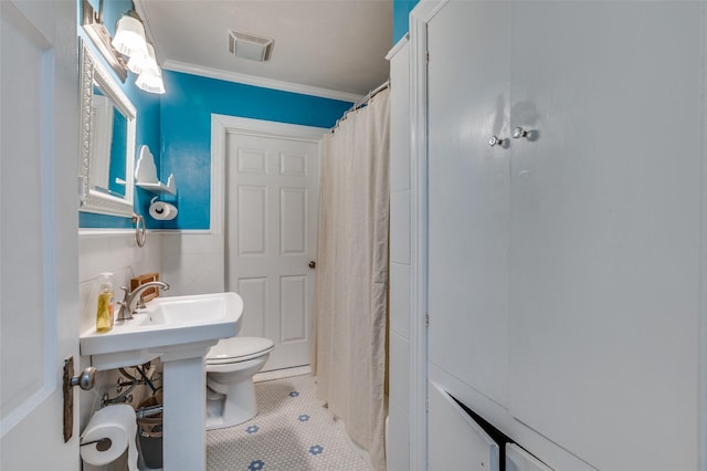 3929 Collinwood Ave, Fort Worth, TX 76107 - full bath featuring tile walls, crown molding, toilet, tile patterned flooring, and curtained shower