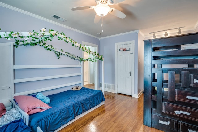3929 Collinwood Ave, Fort Worth, TX 76107 - bedroom featuring wood finished floors, ornamental molding, baseboards, a ceiling fan, and rail lighting
