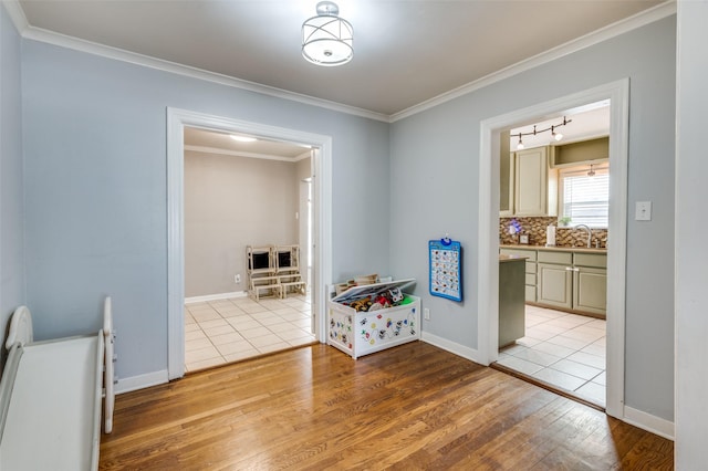 3929 Collinwood Ave, Fort Worth, TX 76107 - empty room featuring light wood-style floors, crown molding, and baseboards