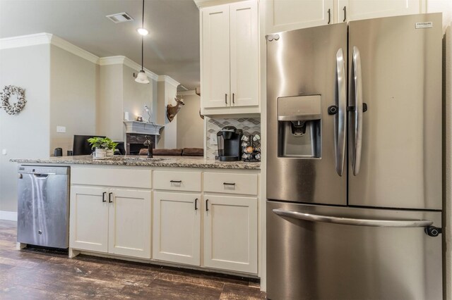 2024 Castleberry Cut-Off Rd, Fort Worth, TX 76114 - kitchen with tasteful backsplash, crown molding, stainless steel appliances, a sink, and a peninsula