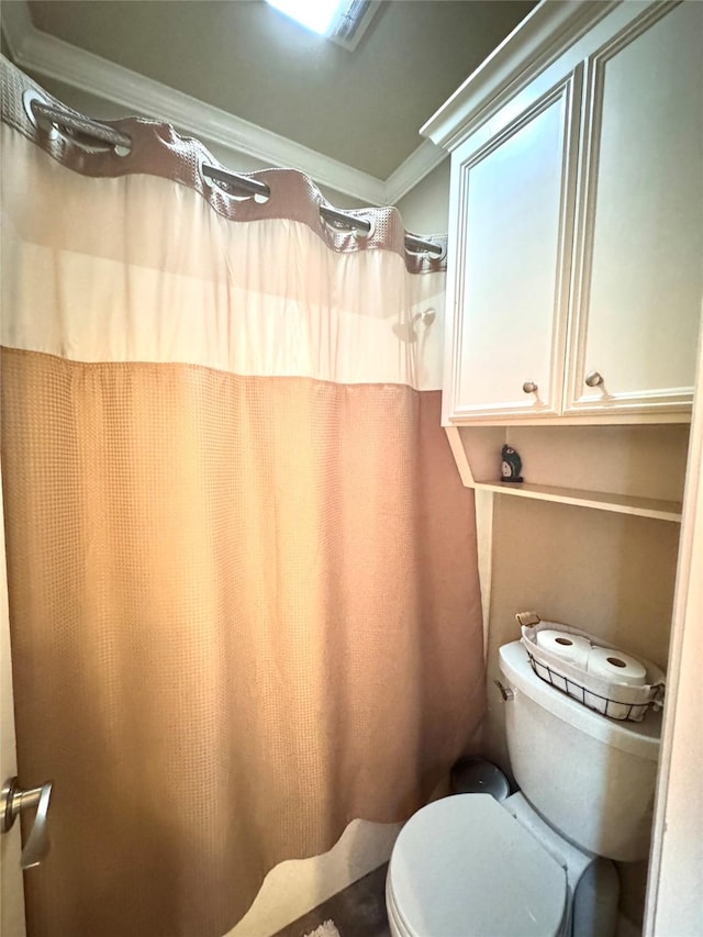 full bathroom featuring ornamental molding, toilet, and a shower with curtain