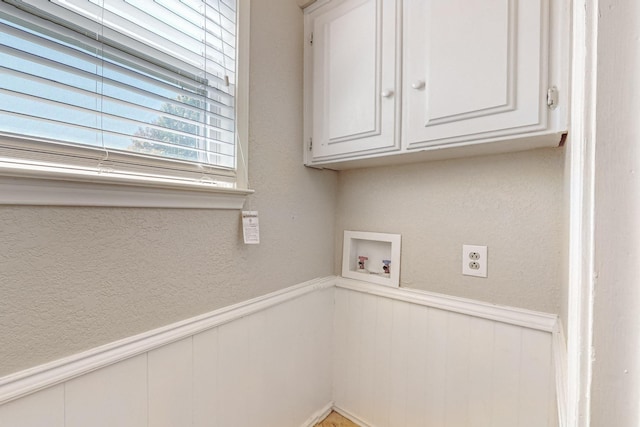 102 Cedar Dr, Oak Leaf, TX 75154 - laundry area featuring a wainscoted wall, washer hookup, cabinet space, and a textured wall