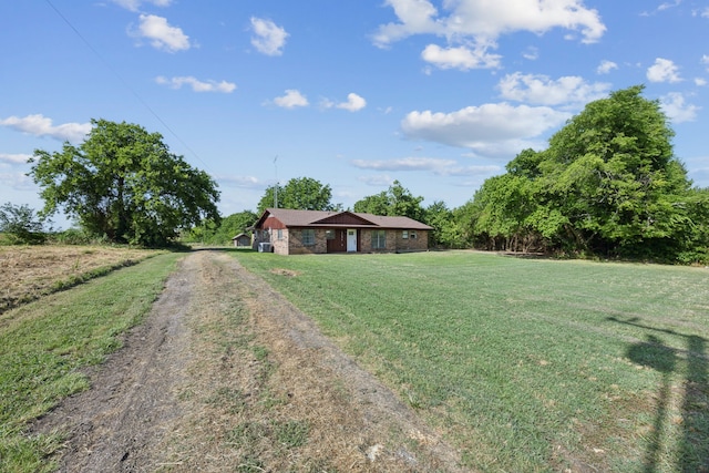 view of yard with driveway