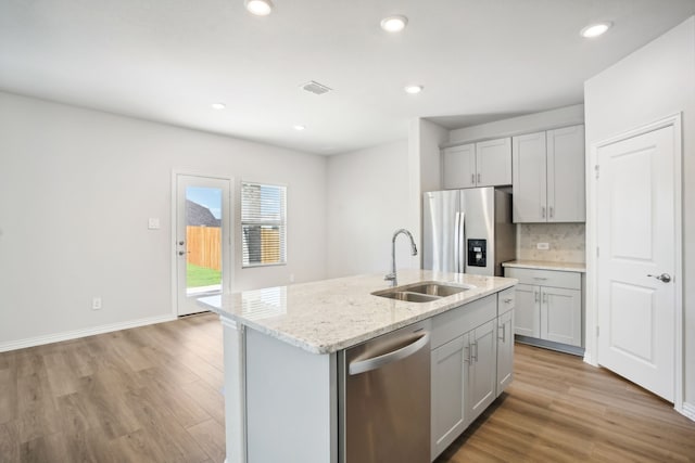 3910 Walmer Way, Princeton, TX 75071 - kitchen with stainless steel appliances, a sink, light wood finished floors, backsplash, and recessed lighting