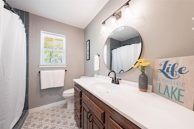 full bath featuring vanity, baseboards, a shower with curtain, and toilet