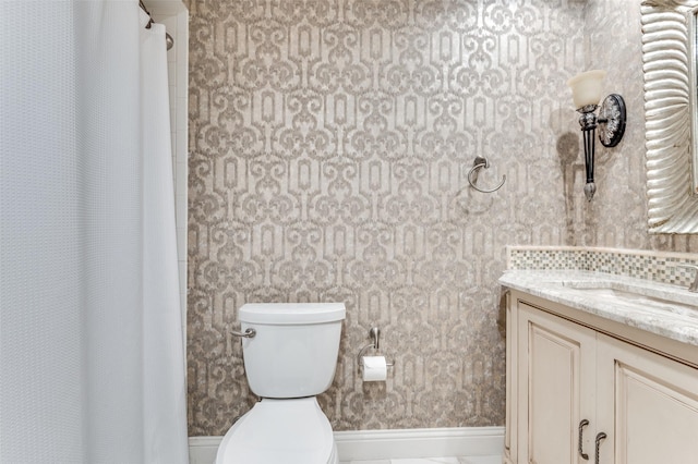 full bathroom featuring curtained shower, toilet, and vanity