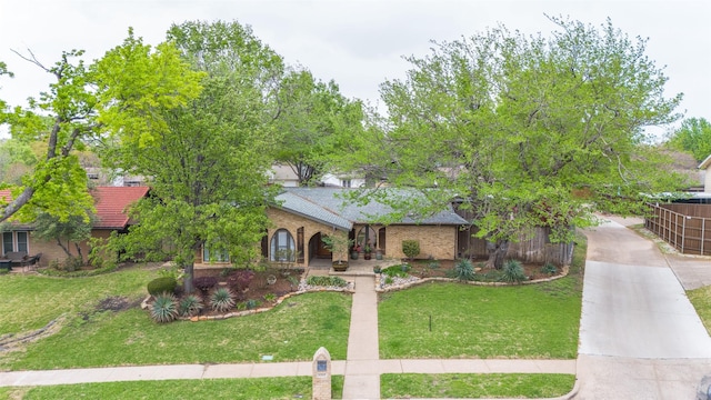 view of front of property featuring driveway and a front yard