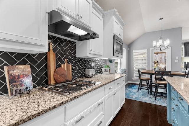 5604 Datewood Ln, Mckinney, TX 75071 - kitchen with under cabinet range hood, a chandelier, tasteful backsplash, white cabinets, and lofted ceiling
