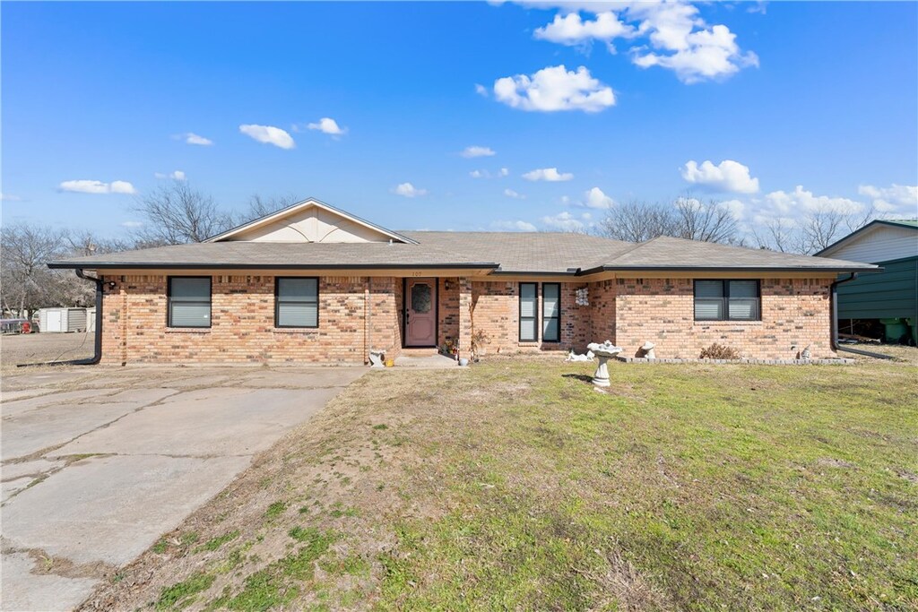 105 Kay Dr, Robinson, TX 76706 - ranch-style home with brick siding, driveway, and a front lawn
