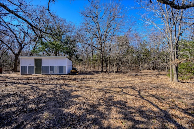 view of yard featuring an outdoor structure