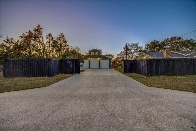 147 Cotton Franklin Rd, Gordonville, TX 76245 - detached garage with fence and concrete driveway