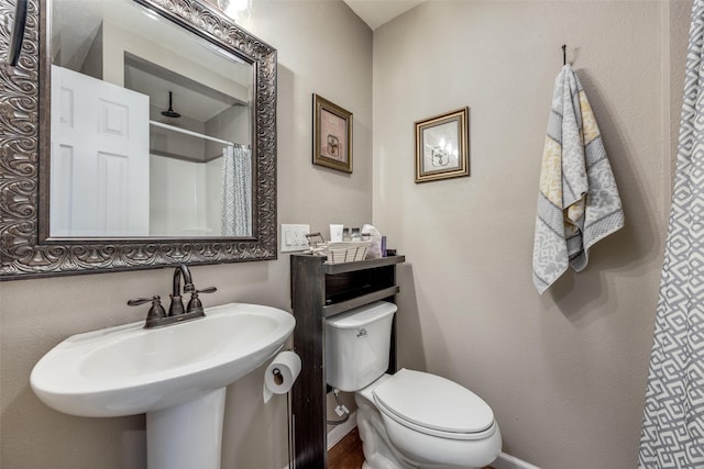 147 Cotton Franklin Rd, Gordonville, TX 76245 - bathroom with toilet, a sink, baseboards, and a shower with shower curtain